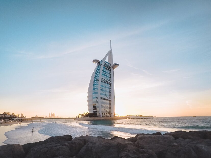 2. भूजल (Groundwater) मर्यादित पण महत्त्वाचा स्त्रोत:पूर्वीच्या काळी भूजल हे दुबईतील पाण्याचा मुख्य स्त्रोत होता. आजही काही प्रमाणात शेती आणि इतर कामांसाठी भूजलाचा वापर केला जातो. मात्र, वाळवंटी प्रदेशामुळे आणि कमी पावसामुळे भूजलाचा साठा अत्यंत मर्यादित आहे आणि तो वेगाने संपत चालला आहे. त्यामुळे, पिण्याच्या पाण्यासाठी यावर जास्त अवलंबून राहणे शक्य नाही.