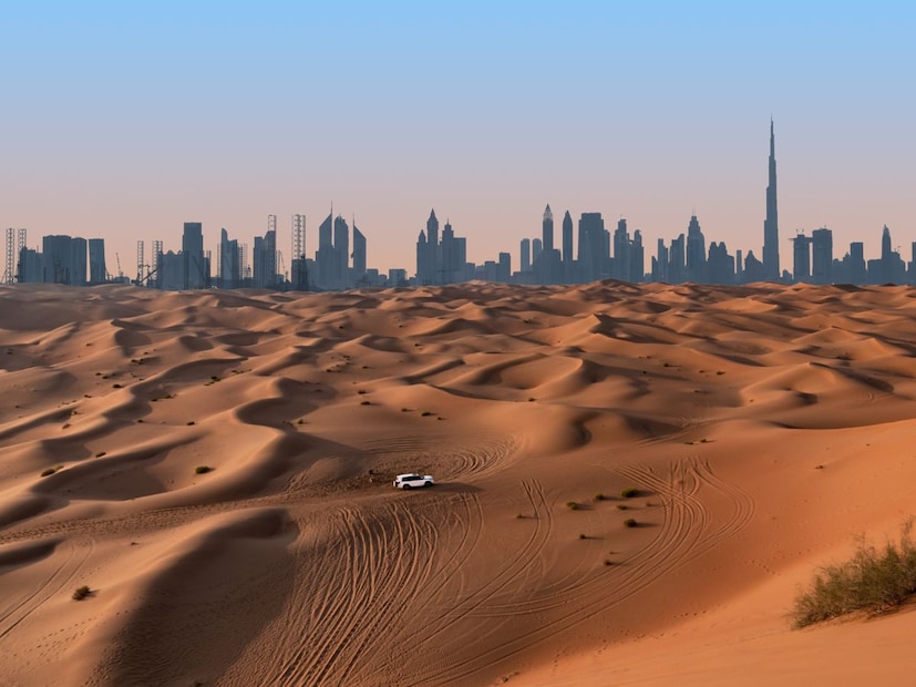 3. सांडपाणी प्रक्रिया आणि पुनर्वापर (Wastewater Treatment and Reuse):दुबई सांडपाण्यावर प्रक्रिया करून त्याचा पुनर्वापर करते. हे पाणी थेट पिण्यासाठी वापरले जात नसले तरी, त्याचा उपयोग सिंचनासाठी (Irrigation), बागांना पाणी देण्यासाठी आणि औद्योगिक कारणांसाठी केला जातो. यामुळे पिण्यायोग्य पाण्याची बचत होते. दुबई अत्याधुनिक तंत्रज्ञान वापरत आहे, जेणेकरून पाण्याची प्रत्येक थेंब कार्यक्षमतेने वापरला जाईल.