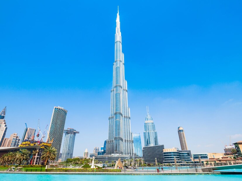 दुबईला पिण्याच्या पाण्याची समस्या भेडसावते हे खरे असले तरी, त्यांनी यावर मात करण्यासाठी अनेक आधुनिक आणि प्रभावी उपाय शोधले आहेत. त्यांच्या पाणीपुरवठ्याचे मुख्य स्त्रोत खालीलप्रमाणे आहेत: