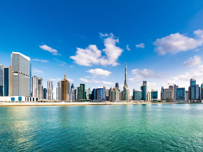 दुबईसारख्या वाळवंटी प्रदेशात, जिथे एकही नैसर्गिक नदी नाही आणि पाऊसही खूप कमी पडतो, मग तिथे पिण्याचे पाणी (Drinking Water) कुठून येते? आता आपण तर शाळेत शिकलो की पाऊस पडतो म्हणून नद्या आणि तलावं भरातात, ज्यामुळे आपल्याला पिण्याचं पाणी मिळतं. पण दुबईमध्ये ना नदी आहे ना पाऊस पडतो. तिथे पिण्याचं पाणी कुठून मिळतं असा कधी तुम्हाला प्रश्न पडलाय का?