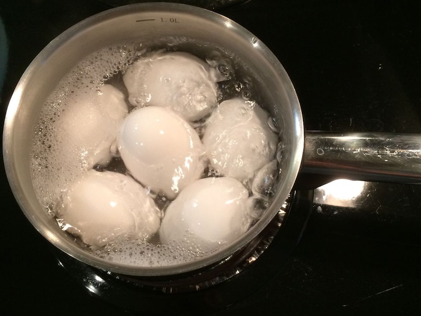 पण तुम्ही कधी अंडं फोडताना त्याच्या पिवळ्या भागावर लालसर किंवा रक्तासारखा डाग पाहिला आहे का? असा डाग दिसल्यावर बरेच लोक गोंधळतात हे अंडं खावं का फेकून द्यावं?