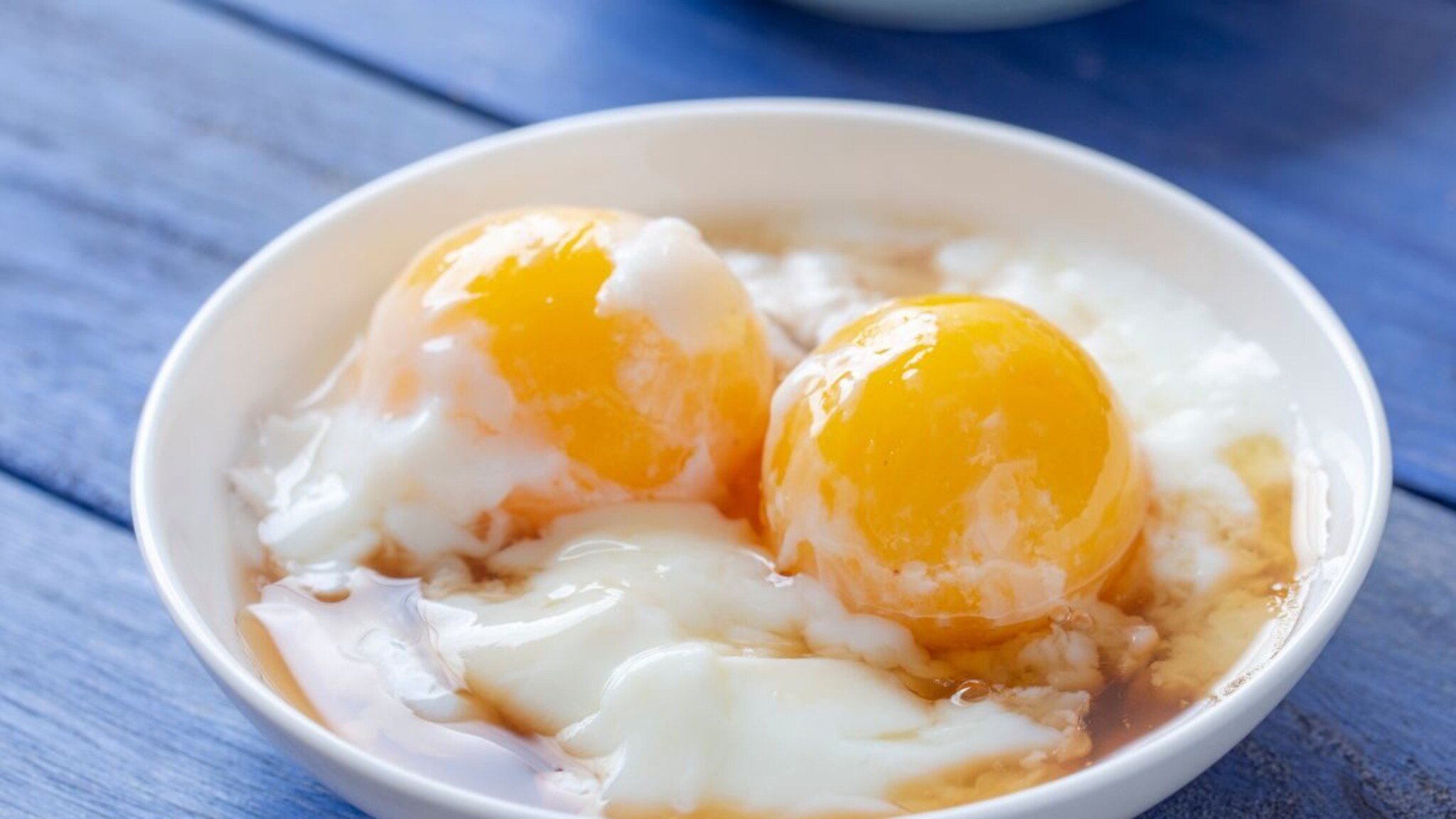 अंड्यात लाल रक्ताचा डाग दिसला तर ते खावं की फेकून द्यावं? जाणून घ्या तज्ज्ञ काय सांगतात