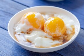 अंड्यात लाल रक्ताचा डाग दिसला तर ते खावं की फेकून द्यावं? तज्ज्ञ काय सांगतात