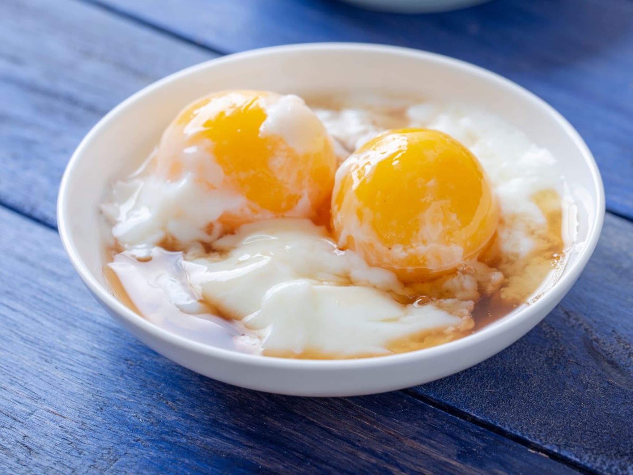 अंड्यात लाल रक्ताचा डाग दिसला तर ते खावं की फेकून द्यावं? जाणून घ्या तज्ज्ञ काय सांगतात