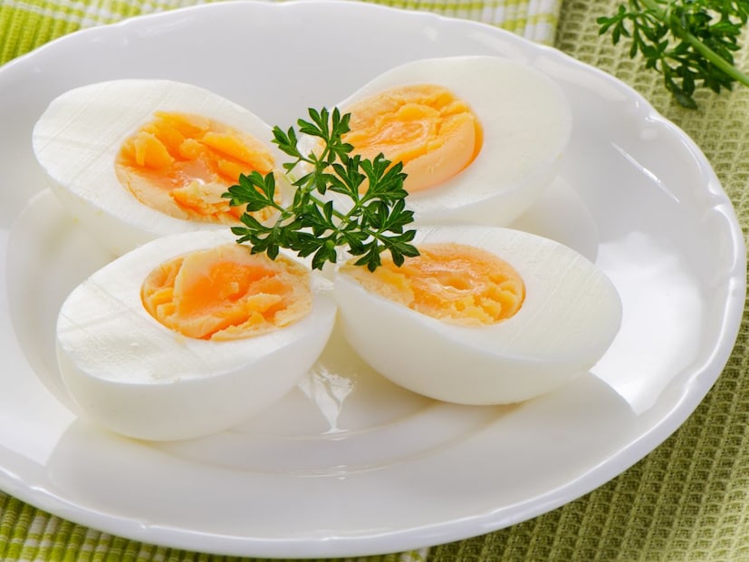 रक्ताचा डाग का दिसतो?अंडं तयार होत असताना ते फॅलोपियन ट्यूबमधून जातं. त्या प्रक्रियेदरम्यान अंड्यात कधी कधी लहान रक्ताचे किंवा मांसाचे कण अडकतात. हे पूर्णतः नैसर्गिक आहे आणि त्यामध्ये कोणतेही हानिकारक जीवाणू नसतात. म्हणूनच जर अंडं नीट फ्राय, बुर्जी किंवा उकडलेलं असेल, तर ते निश्चिंतपणे खाऊ शकता.