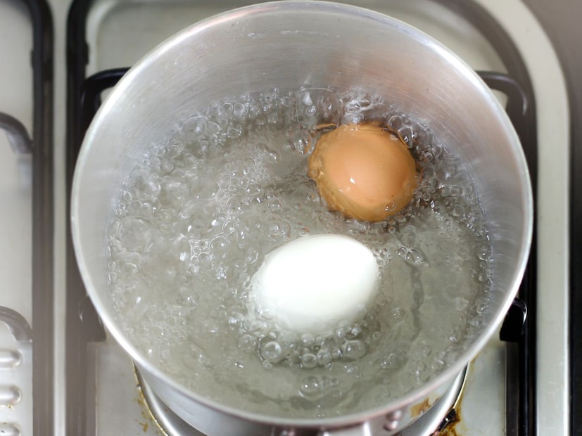 तज्ज्ञांच्या मते, तपकिरी कवच असलेल्या अंड्यांमध्ये रक्ताचे डाग दिसण्याची शक्यता थोडी जास्त असते. कारण त्यांचा गडद रंग अनेकदा हे डाग झाकतो, त्यामुळे चाचणीदरम्यान ते दिसून येत नाहीत.