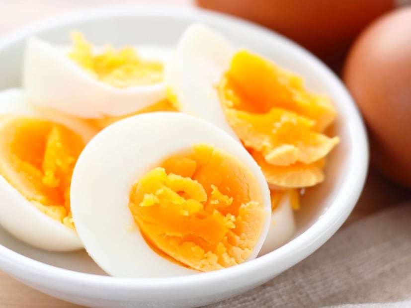 कोणतं अंडं टाळावं?जर अंड्याचा पांढरा भाग गुलाबी, लालसर किंवा हिरवट रंगाचा दिसत असेल, तर मात्र ते अंडं अजिबात खाऊ नका.
असं अंडं म्हणजे त्यामध्ये विषारी जीवाणूंची वाढ झालेली असते, जी आरोग्यासाठी घातक ठरू शकते. अशा अंड्यांना लगेच फेकून देणं योग्य.