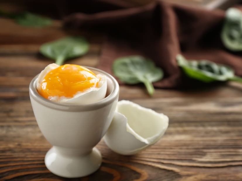 बाजारात अशी अंडी येतात कशी?अंडी बाजारात येण्यापूर्वी त्यांची “कॅन्डलिंग” पद्धतीने तपासणी केली जाते. या पद्धतीत अंड्यातून तीव्र प्रकाश सोडला जातो आणि आत रक्ताचे डाग आहेत का हे तपासलं जातं. रक्ताचे डाग असलेली अंडी साधारणपणे बाजूला काढली जातात. त्यामुळे अशा अंड्यांचा तुमच्या हातात येण्याचा संभव फारच कमी असतो.