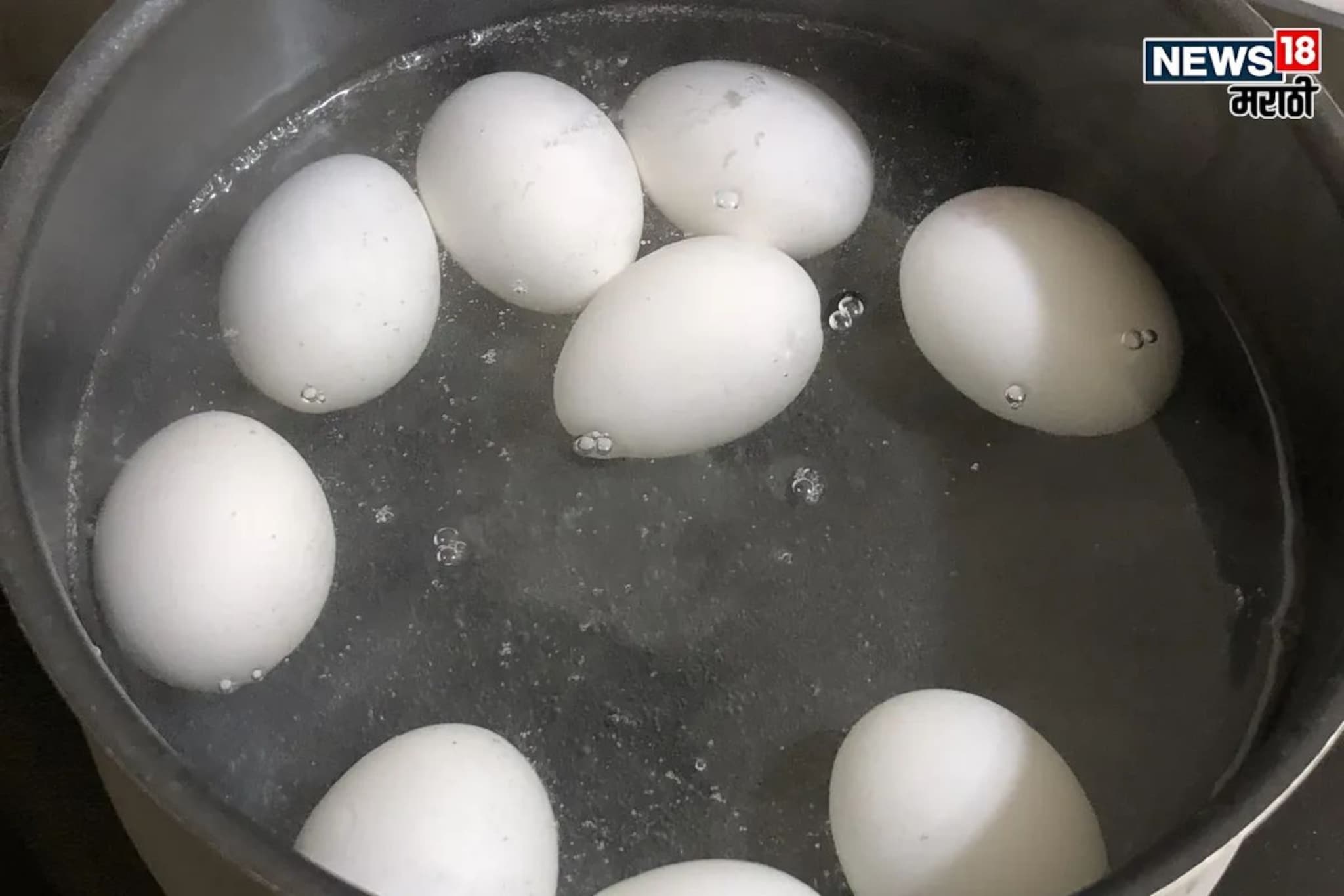अंडी उकडताना पाण्यामध्ये फुटतात? शेफने सांगितला 'सिक्रेट' उपाय, वापरा 'हा' हॅक!