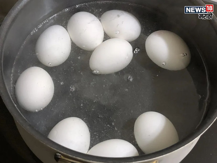 3. वजन आणि बलक (Yolk) तपासणी:शिजवण्यापूर्वी, अंडे हातात घेऊन त्याचे वजन तपासा. बाहेरच्या फार्ममधून आलेले कच्चे अंडे (जे रंगवलेले नाही) 'देशी' अंड्यापेक्षा थोडे हलके असू शकते.