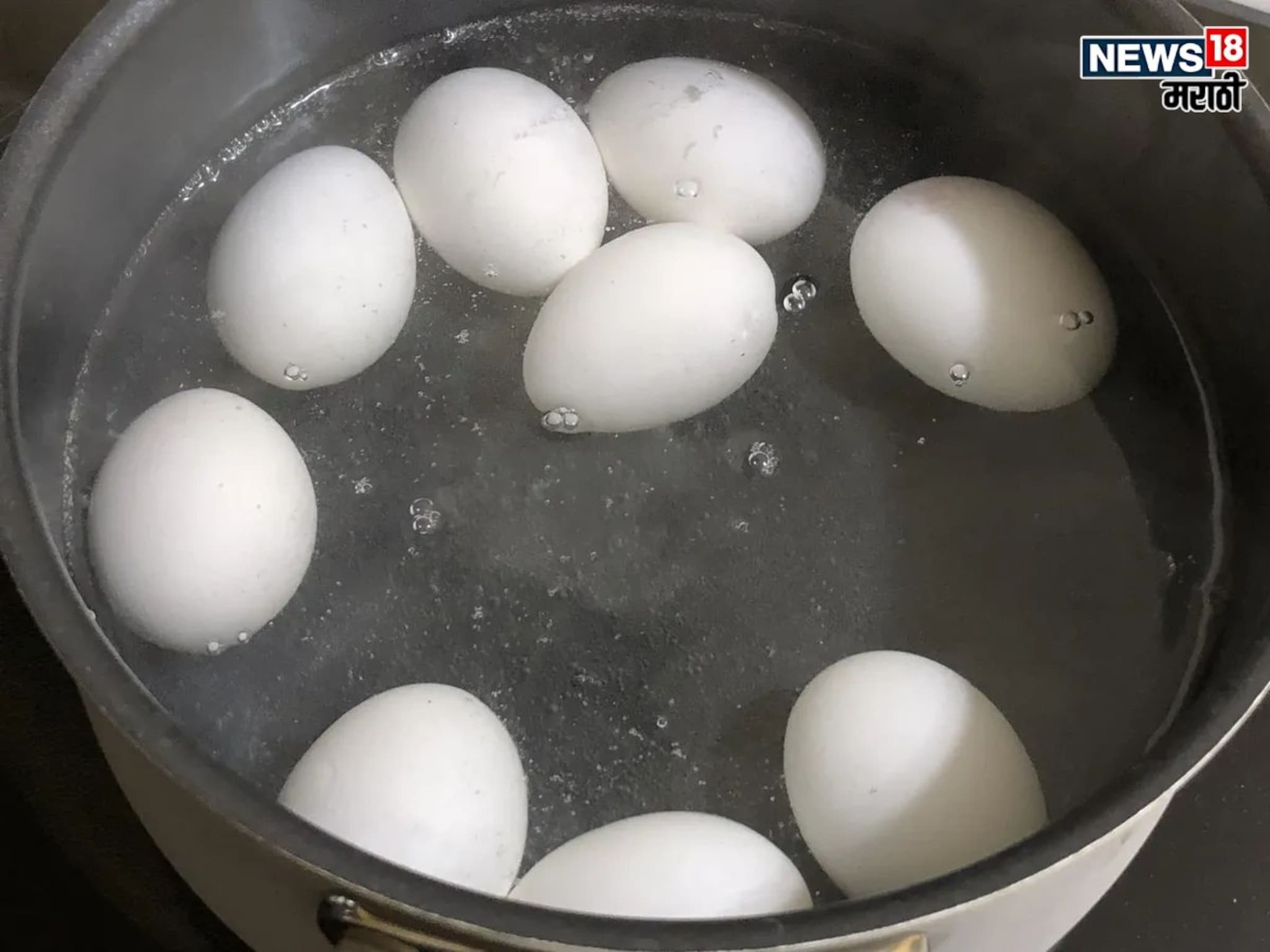 Kitchen Hack : अंडी उकडताना पाण्यामध्ये फुटतात? शेफने सांगितला 'सिक्रेट' उपाय, वापरा 'हा' हॅक!