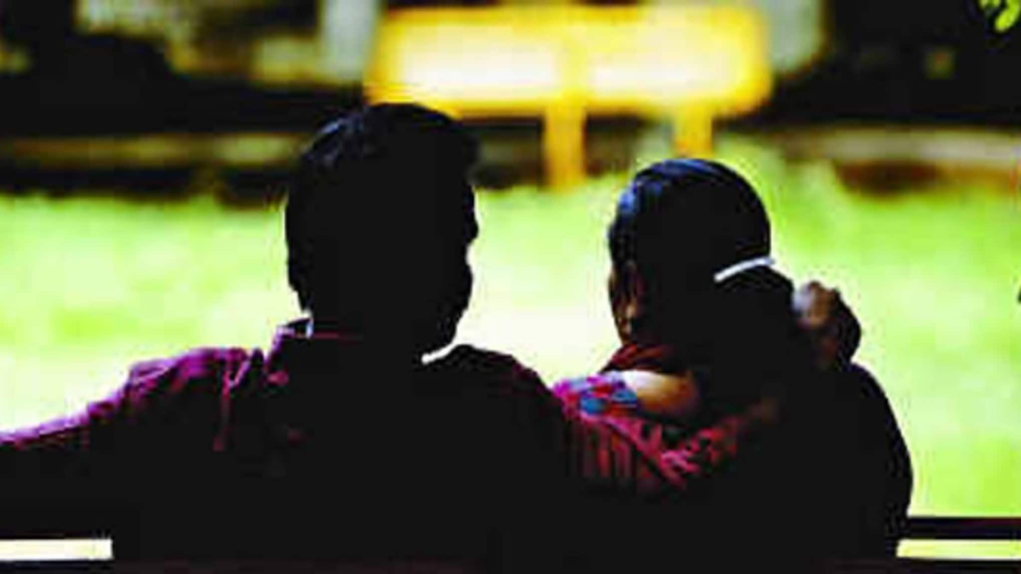 शाळेतील मैत्रीण, लग्नानंतर सूत जुळलं, प्रेमासाठी नवऱ्याला सोडलं पण.., पुण्याची तरुणी आयुष्यातून उठली