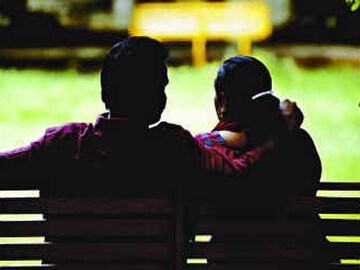 अपघातानं पतीची दृष्टी गेली, 48 वर्षीय बायकोचं मुलाच्या मित्रावर प्रेम, 3 मुलांची आई 24 वर्षांच्या बॉयफ्रेंडसोबत पळाली