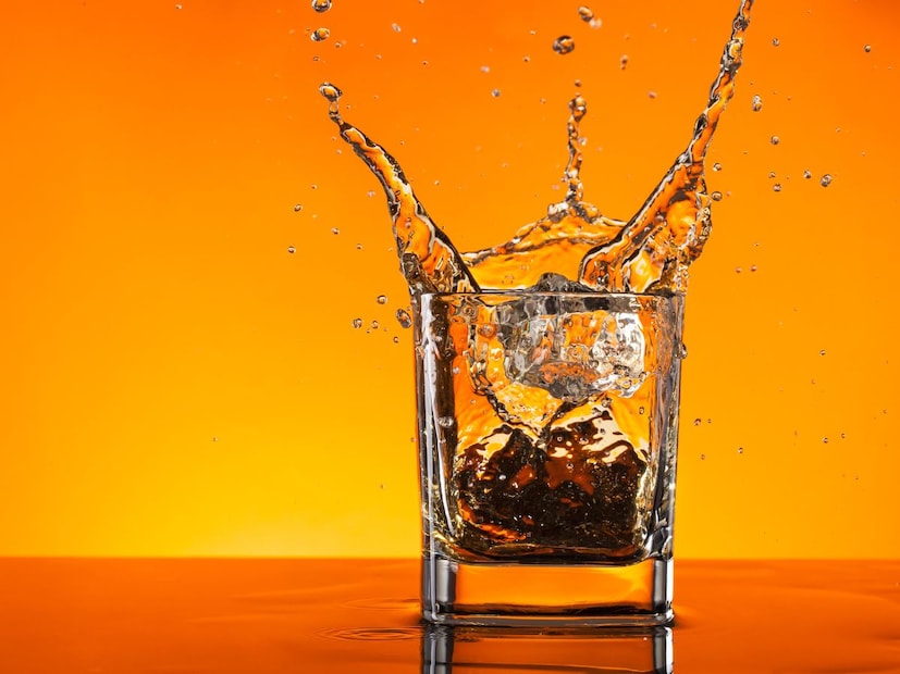 दारु शरीरासाठी हानिकारक आहे. पण असं असलं तरी देखील लोक दारु पितातच. असे अनेक लोक आहेत जे दररोज दारु पितात. तर काही लोक हे कार्यक्रमावेळी मजा म्हणून दारु पितात. तरी डॉक्टर ते न पिण्याचा सल्ला देतात. मागच्या काही दिवसात महाराष्ट्रात दारुचे दर  खूपच वाढले आहेत. इतर राज्यांशी तुलना केली तर त्यापेक्षा खूपच पटीने दारुचे दर वाढले आहेत. त्यामुळे ही गोष्ट मद्यप्रेमींसाठी खूपच दुखद ठरली.