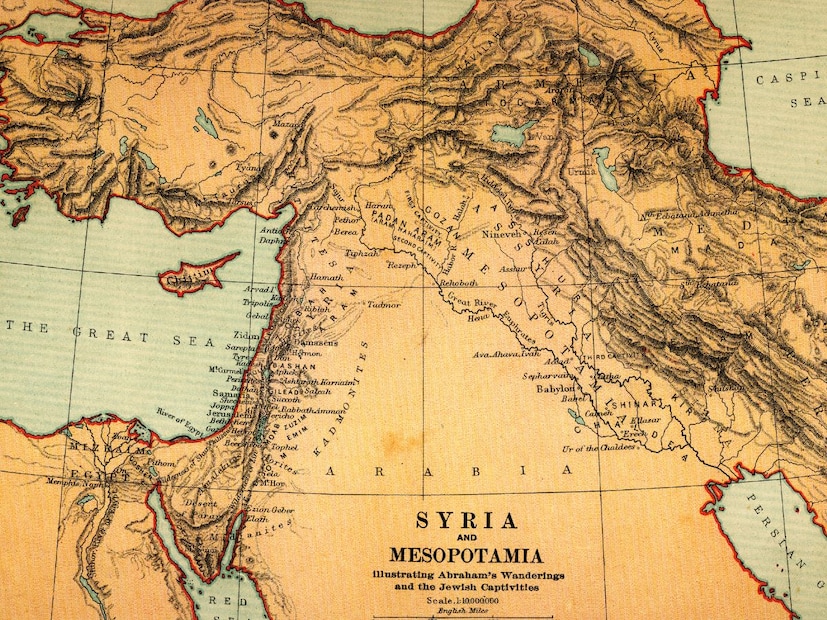 जगभरातील प्रत्येक देशाची स्वतःची संस्कृती, परंपरा आणि ओळख असते. पण काही देश असेही आहेत, जिथे भारताचा रंग, सुगंध आणि संस्कृती आजही जाणवते. भारताबाहेरही लाखो भारतीय वेगवेगळ्या देशांत स्थायिक झाले आहेत. काही नोकरीसाठी, काही शिक्षणासाठी, तर काही ऐतिहासिक कारणांमुळे. त्यामुळेच जगातील अनेक ठिकाणी भारतीय संस्कृती, सण आणि खाद्यसंस्कृतीचं सुंदर दर्शन घडतं. जगभरातील प्रत्येक देशाची स्वतःची संस्कृती, परंपरा आणि ओळख असते. पण काही देश असेही आहेत, जिथे भारताचा रंग, सुगंध आणि संस्कृती आजही जाणवते. भारताबाहेरही लाखो भारतीय वेगवेगळ्या देशांत स्थायिक झाले आहेत. काही नोकरीसाठी, काही शिक्षणासाठी, तर काही ऐतिहासिक कारणांमुळे. त्यामुळेच जगातील अनेक ठिकाणी भारतीय संस्कृती, सण आणि खाद्यसंस्कृतीचं सुंदर दर्शन घडतं.