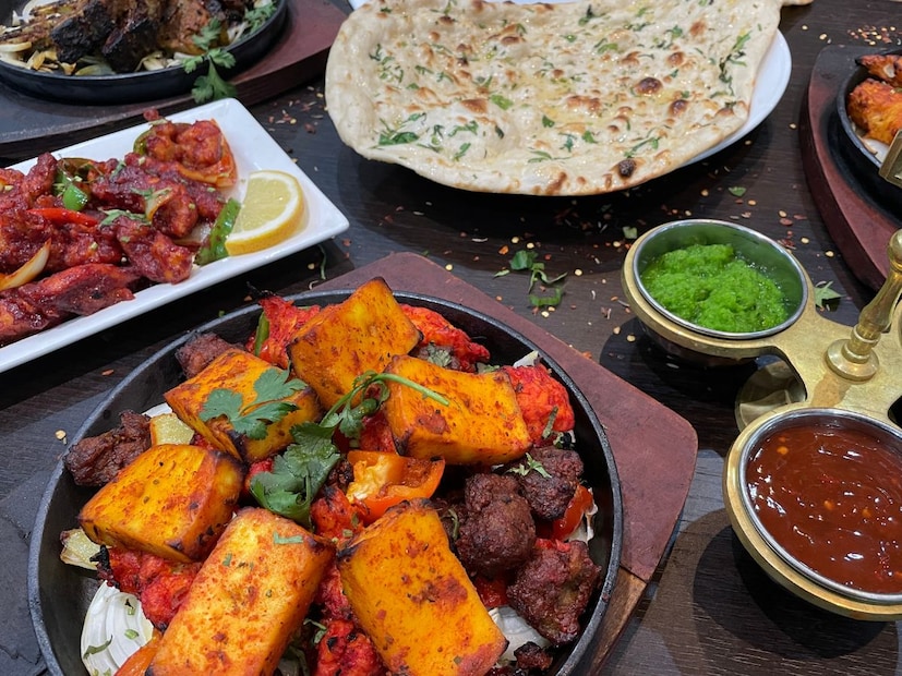 वाइन, बिअर, व्हिस्कीसारखे मद्यपान (दारू) हे अनेकदा सामाजिक समारंभांचा आणि सेलिब्रेशनचा अविभाज्य भाग बनले आहे. जगातील विविध संस्कृतींमध्ये मद्यपानाला स्वतःचे स्थान आहे. परंतु मद्यपान करताना किंवा त्यानंतर काय खावे किंवा काय टाळावे, याबद्दल अनेकांना पुरेशी माहिती नसते. काही विशिष्ट खाद्यपदार्थांचे मद्यासोबत सेवन केल्यास शरीराला गंभीर नुकसान होऊ शकते. हे फूड कॉम्बोज पचनसंस्थेपासून ते यकृतापर्यंत अनेक अवयवांवर नकारात्मक परिणाम करतात.