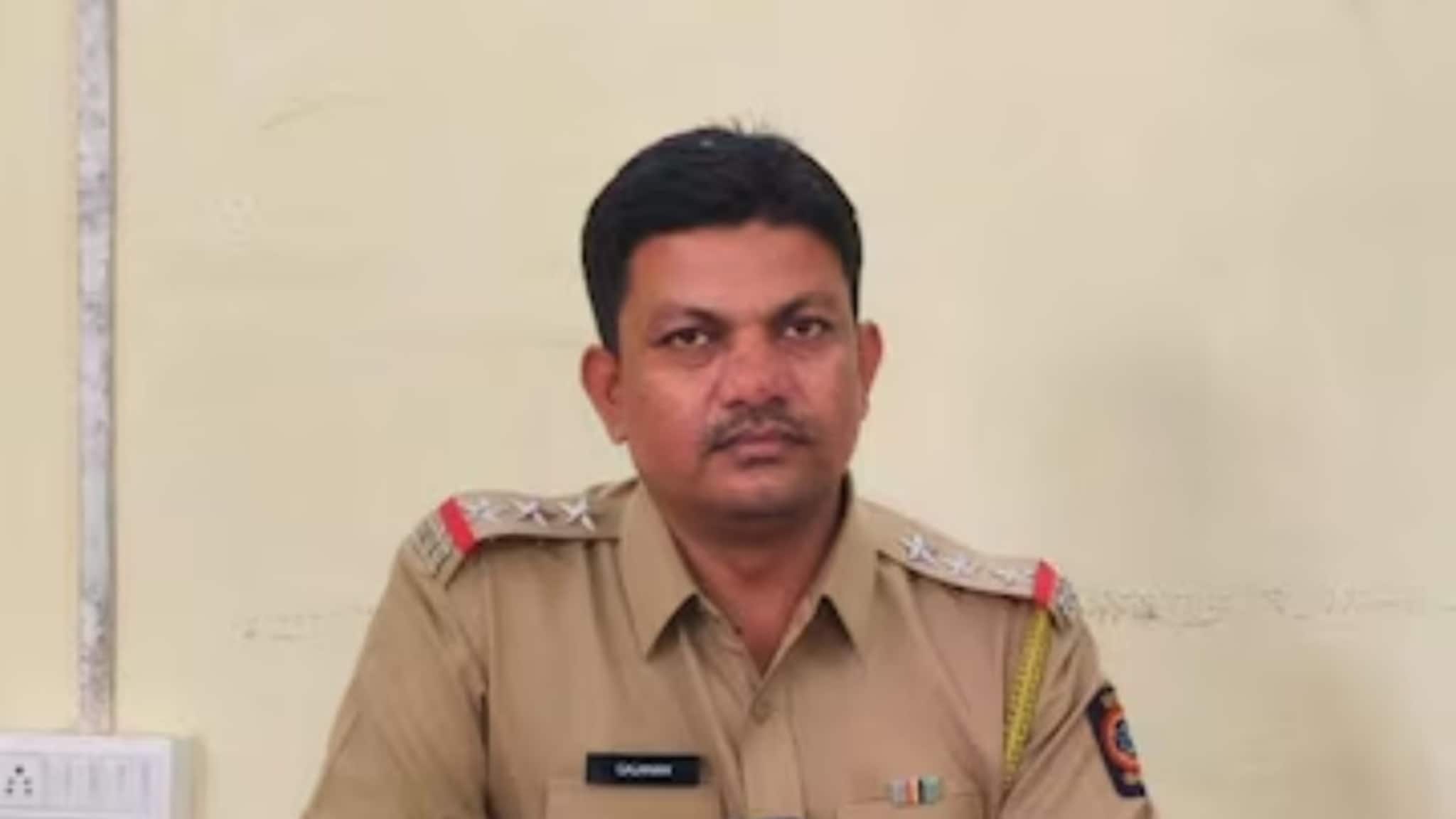 बीडमध्ये लॉजवर डांबलं, APIने सराफा व्यावसायिकाला 4 लाखांना लुटले, 24 तासात प्रकरणात नवा ट्विस्ट