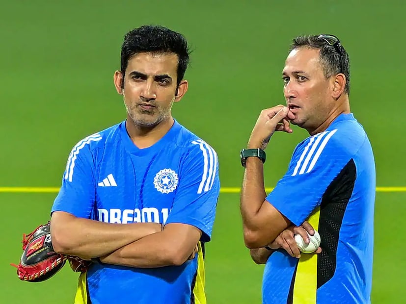 टेस्ट क्रिकेटसाठी स्पेशलिस्ट बॅटर आणि स्पेशलिस्ट बॉलर घेऊन खेळण्याऐवजी आगरकर आणि गंभीर ऑलराऊंडरना घेऊन खेळत आहेत. या रणनीतीमुळे भारतीय क्रिकेटमधल्या 9 दिग्गज क्रिकेटपटूंचं करिअर धोक्यात आलं आहे. अजित आगरकर हा सिलेक्टर नसून रिजेक्टर असल्याची टीका चाहते करत आहेत.