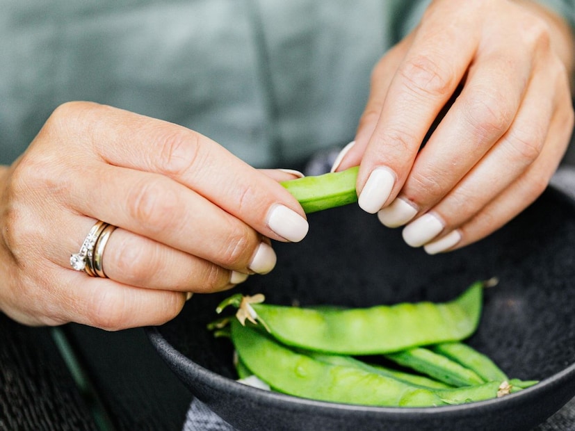 मटार जास्त काळ ताजी आणि हिरवीगार ठेवण्यासाठी योग्य पद्धत जाणून घेणे खूप महत्त्वाचे आहे. चला तर मग, जाणून घेऊया मटार साठवण्याचे काही सोपे आणि प्रभावी मार्ग, जेणेकरून ते लवकर खराब होणार नाही.