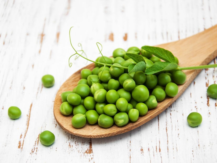 मटार साठवण्यासाठी फ्रीज की फ्रीजर कोणता पर्याय उत्तम?तुम्हाला मटार किती दिवसांसाठी साठवायची आहे, यावर कोणता पर्याय निवडायचा हे ठरते.