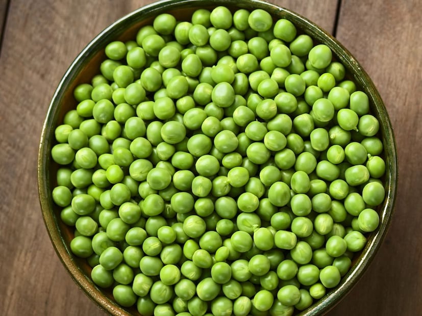 थंडीचा मौसम सुरू झाला की बाजारात हिरवीगार आणि टपोरी मटार दिसू लागतात. मटार ही अशी एक भाजी आहे, जिचा वापर अनेक पदार्थांमध्ये केला जातो. मग ती मटारची भाजी असो, मटार पराठे, पुलाव असो वा इतर कोणताही भाताचा पदार्थ, मटारने पदार्थाची चव वाढतेच. अनेकदा आपल्याला मटार खूप आवडते आणि ती केवळ सिझनल असल्याने, आपण जास्त प्रमाणात विकत घेतो. पण जास्त मटार आणल्यावर ती खराब होऊ नये म्हणून कशी साठवायची, हा प्रश्न गृहिणींना पडतो.