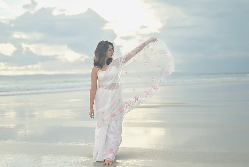 गौरीने हे फोटोशूट राधानगर बीच येथे केले आहे. हा बीच आशियातील सर्वोत्तम समुद्रकिनाऱ्यांपैकी एक मानला जातो, जिथे पांढऱ्याशुभ्र वाळू आणि निळ्याशार पाण्याचा संगम पाहायला मिळतो.