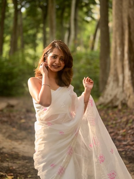 अंदमान-निकोबार द्वीपसमूह केवळ त्याच्या स्वच्छ समुद्रकिनाऱ्यांसाठी आणि हिरवीगार निसर्गरम्यतेसाठीच नाही, तर ऐतिहासिकदृष्ट्याही खूप महत्त्वाचा आहे. गौरीने याच नैसर्गिक सौंदर्याला साजेसा असा लूक या फोटोशूटसाठी निवडला.