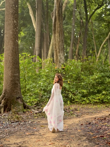 मुंबई: <a href = 'https://news18marathi.com/tag/marathi-serial/'>मराठी मालिका </a>विश्वातील लोकप्रिय अभिनेत्री गौरी कुलकर्णीच्या अंदमान निकोबार ट्रिपमधील फोटो सध्या सोशल मीडियावर धुमाकूळ घालत आहेत. गौरीने अंदमानच्या स्वराज द्वीप बेटावरील एका बीचवर केलेले मनमोहक फोटोशूट पाहून तिचे चाहते तिच्यावर पुन्हा एकदा फिदा झाले आहेत. मुंबई: <a href = 'https://news18marathi.com/tag/marathi-serial/'>मराठी मालिका </a>विश्वातील लोकप्रिय अभिनेत्री गौरी कुलकर्णीच्या अंदमान निकोबार ट्रिपमधील फोटो सध्या सोशल मीडियावर धुमाकूळ घालत आहेत. गौरीने अंदमानच्या स्वराज द्वीप बेटावरील एका बीचवर केलेले मनमोहक फोटोशूट पाहून तिचे चाहते तिच्यावर पुन्हा एकदा फिदा झाले आहेत.