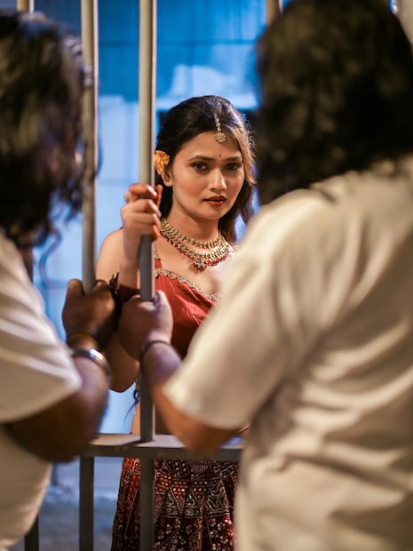 आता गौतमीच्या कार्यक्रमाला होणारी गर्दी आणि असे प्रकार होणं काही नवीन पण या सगळ्यावर गौतमी मात्र चांगलीच भडकली आहे. वर्ध्यातील राड्यानंतर गौतमी पाटील ठाण्यातील शास्त्रीनगर येथे शिवसेनेचे उपशाखाप्रमुख स्वप्निल शेडगे यांनी आयोजित केलेल्या होम मिनिस्टर कार्यक्रमासाठी आळी होती. या कार्यक्रमानंतर प्रतिक्रिया देत गौतमीनं वर्ध्यातील राड्यावर प्रतिक्रिया दिली. 