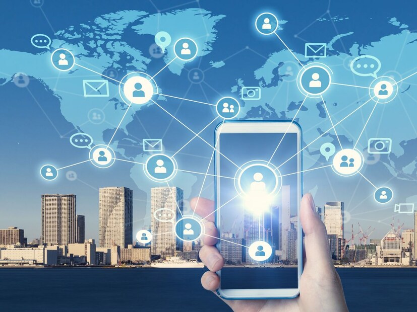 पूर्वीच्या काळात टेलिफोन एका ठिकाणी बसवलेला असायचा. घरात एक जागा, ऑफिसमध्ये एक जागा ते बदलणं शक्य नव्हतं. त्यामुळे फोन हा “स्टेशनरी” उपकरण होता. पण तंत्रज्ञान बदललं आणि फोन हातात पकडून कुठेही घेऊन जाता येईल असा झाला आणि इथून “मोबाईल फोन” हा शब्द जन्माला आला. चालता फिरता फोन, म्हणून तो मोबाईल फोन.