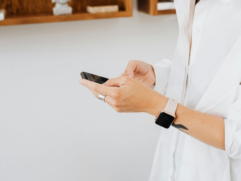 आजच्या काळात “मोबाईल” म्हटलं की आपल्या डोळ्यांसमोर सर्वात आधी स्मार्टफोनचीच प्रतिमा येते. कॉल, मेसेज, WhatsApp, Instagram सगळं एका छोट्या डिव्हाईसमधून चालतं. त्यामुळे बहुतांश लोकांच्या मनात एक समज पक्का बसला आहे की “मोबाईल म्हणजे फोन”. पण खरं सांगायचं तर मोबाईलचा अर्थ फक्त फोन एवढाच मर्यादित नाही. त्याच्या मागे एक मोठा आणि तितकाच मनोरंजक अर्थ दडलेला आहे. आजच्या काळात “मोबाईल” म्हटलं की आपल्या डोळ्यांसमोर सर्वात आधी स्मार्टफोनचीच प्रतिमा येते. कॉल, मेसेज, WhatsApp, Instagram सगळं एका छोट्या डिव्हाईसमधून चालतं. त्यामुळे बहुतांश लोकांच्या मनात एक समज पक्का बसला आहे की “मोबाईल म्हणजे फोन”. पण खरं सांगायचं तर मोबाईलचा अर्थ फक्त फोन एवढाच मर्यादित नाही. त्याच्या मागे एक मोठा आणि तितकाच मनोरंजक अर्थ दडलेला आहे.