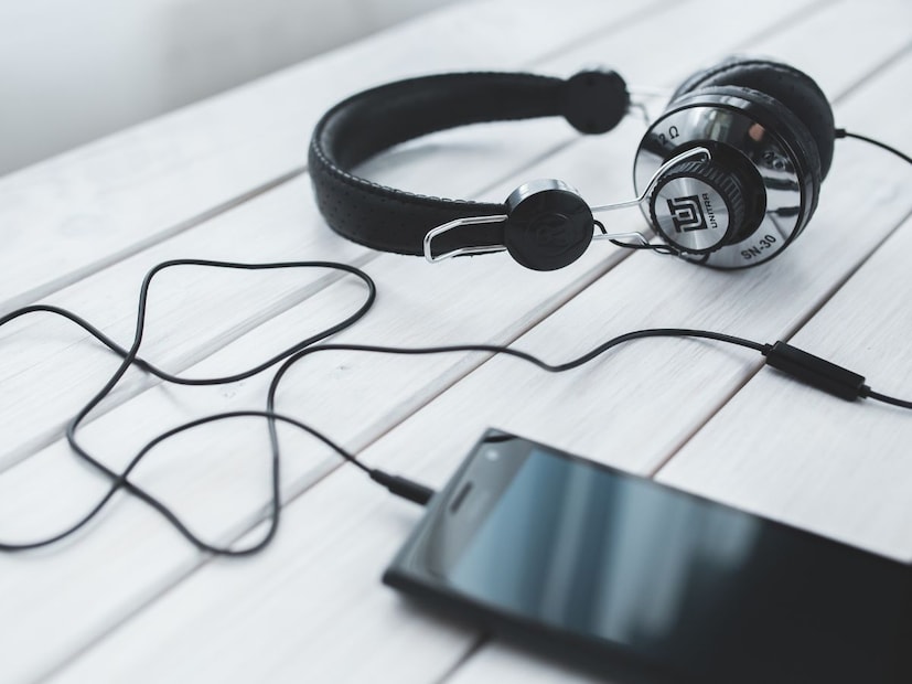 म्हणजे असे कोणतेही उपकरण जे तुम्ही सोबत बाळगू शकता, ज्याचा वापर एका ठिकाणी बांधून ठेवलेला नसतो, त्याला “मोबाईल” म्हटलं जातं. यामध्ये फक्त फोनच येत नाही. आज आपण जी अनेक उपकरणं वापरतो मोबाईल चार्जर, मोबाइल स्पीकर, मोबाइल वायफाय, मोबाइल लॅपटॉप स्टेशन, अगदी मोबाइल हॉस्पिटल्ससुद्धा हे सगळे “मोबाईल” या अर्थाच्या विस्ताराचे उदाहरण आहे.