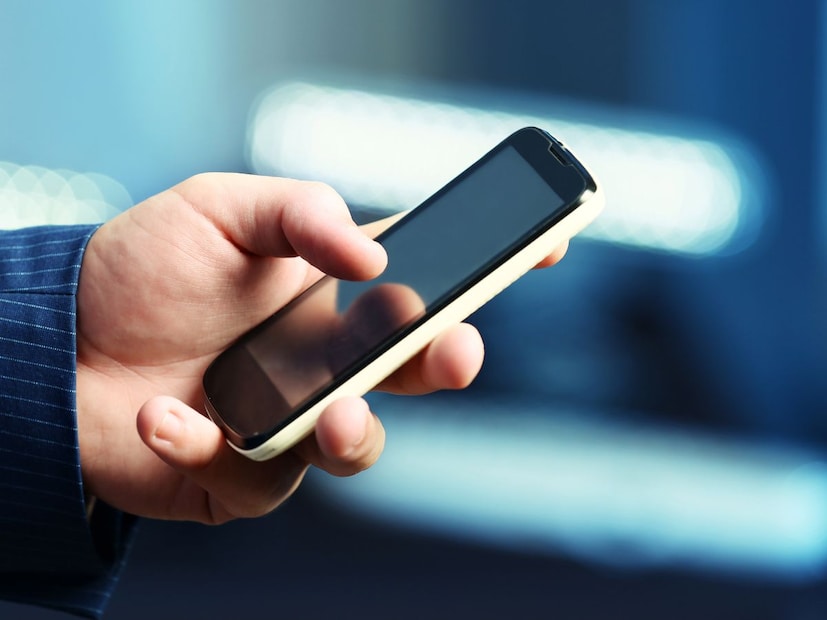 आजही अनेक लोक मोबाईल आणि फोन हे एकच समजतात, पण वास्तविक मोबाईल हा एक category आहे आणि फोन हा त्यातील एक device. त्यामुळे smartphone, feature phone, tablet, portable router, wireless speakers हे सगळे मोबाईल तंत्रज्ञानाच्या कुटुंबातच मोडतात.