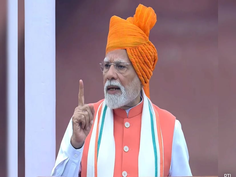 स्थानिक स्वराज्य संस्थांच्या निवडणुकीत नेत्यांनी नगराध्यक्षपदाची तिकीटं घरातच ठेवून घेतली आहेत. त्यामुळे कार्यकर्त्यांची म्हणवली जाणारी ही निवडणूक नेत्यांची मक्तेदारी झालीय. परिणामी कार्यकर्त्यांनी सतरंजीच उचलायची का? असा प्रश्न आता विचारला जातोय. या सर्व घडामोडींच्या पार्श्वभूमीवर पंतप्रधान नरेंद्र मोदींच्या जुन्या वक्तव्याची आठवण करून देण्याची वेळ आलीय. पंतप्रधान नरेंद्र मोदींनी अनेकदा घराणेशाहीवर कठोर प्रहार केलेत. राजकीय पार्श्वभूमी नसलेल्या तरूणांनी राजकारणात यावं, त्यांनी कर्तृत्वावर यश मिळवावं असं वक्तव्य नरेंद्र मोदींनी केलंय. मात्र सामान्य कुटुंबातून आलेल्या कार्यकर्त्यांना स्थानिक स्वराज्य संस्थेतही तिकीट मिळताना दिसत नाही. लोकसभा आणि विधानसभा निवडणुकीत नेत्याला निवडून आणण्यासाठी कार्यकर्ते मेहनत घेतात. मात्र आता खासदार, मंत्री आणि आमदारांनी नगराध्यक्षपदाची उमेदवारीही त्यांच्याच घरात ठेवलीय.