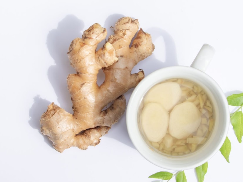 आल्याच्या चहाचे आरोग्यदायी फायदेआल्याचा योग्य प्रमाणात सेवन केलेला चहा तुमच्या लाईफस्टाईलसाठी खूप उपयुक्त आहे.
आल्यामुळे पचनक्रिया सुधारते आणि अपचनाची समस्या कमी होते.
सर्दी, खोकला आणि फ्लूमध्ये आराम मिळतो.
नैसर्गिकरित्या वेदनाशामक म्हणून काम करते.