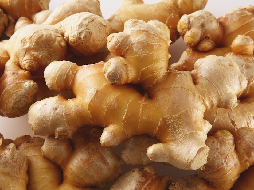 1. आलं टाकण्याची पद्धत बदला (The Grinding Technique)बारीक किसणे टाळा: आले एकदम बारीक किसू नका. यामुळे त्याचा रस लगेच बाहेर येतो आणि चहा तिखट होतो.
हलके ठेचून/बारीक करून वापरा: खलबत्त्यात आले हलके ठेचून (Crush) घ्या. यामुळे त्याचा सुगंध चांगला येतो, पण तिखटपणा लगेच उतरत नाही.
तुकडे वापरा: जर तुम्हाला फक्त सौम्य चव हवी असेल, तर आल्याचे पातळ काप करून चहात टाका.