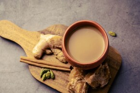 चहात किती आलं घालावं म्हणजे तो तिखट होणार नाही? अनेक महिला करतात 'या' चुका