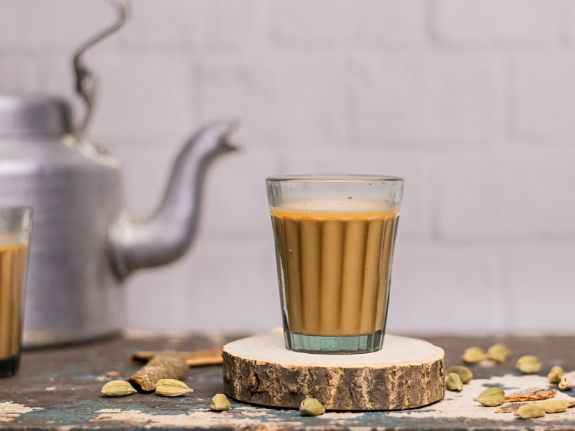 आल्याचा चहा बनवण्याची योग्य पद्धत (स्टेप-बाय-स्टेप)1) सर्वात आधी पाणी उकळा
एका भांड्यात 1 कप पाणी उकळायला ठेवा.