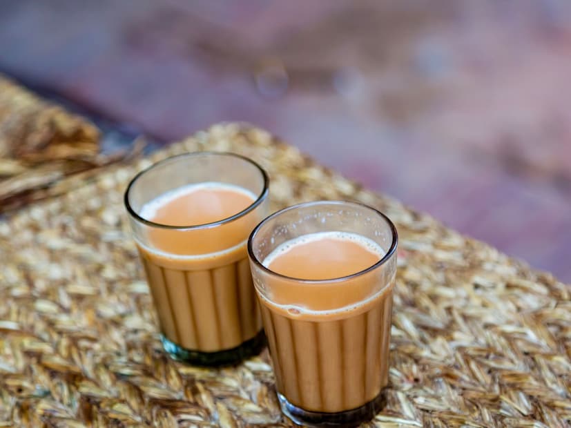 बाहेर काढण्यास (Detoxification) उपयुक्त ठरतो.सामाजिक संबंध: अनेक घरांमध्ये किंवा कार्यालयांमध्ये संध्याकाळची चहा-ब्रेक ही गप्पा मारण्याची आणि सामाजिक संबंध दृढ करण्याची वेळ असते, ज्यामुळे मानसिक आरोग्य सुधारते.
संध्याकाळच्या चहाची योग्य वेळ:
सायंकाळचा चहा साधारण 4 ते 5 च्या दरम्यान घ्यावा. यानंतर, म्हणजेच रात्रीच्या जेवणापूर्वी लगेच चहा पिणे टाळावे, अन्यथा भूक कमी होऊ शकते.