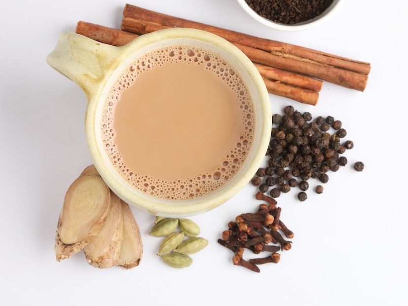 सकाळच्या चहाचे प्रमुख फायदे:त्वरित ऊर्जा आणि सतर्कता: चहामधील कॅफीनमुळे सकाळी उठल्या उठल्या शरीराला आणि मेंदूला त्वरित ऊर्जा मिळते. यामुळे झोपेमुळे आलेला आळस कमी होतो आणि कामामध्ये एकाग्रता (Focus) वाढते. रिकाम्यापोटी चहा पिणे टाळावे, पण नाश्त्यानंतर घेतलेला चहा तुमच्या कॉग्निटिव्ह फंक्शन्स सुधारतो. तुम्ही अधिक सतर्क आणि कामासाठी तयार असता.
मेटाबॉलिझम (चयापचय) वाढतो:
ग्रीन टी किंवा ब्लॅक टी सारख्या चहामध्ये असलेले घटक सकाळच्या वेळी तुमच्या चयापचय क्रियेला गती देतात, ज्यामुळे दिवसभर कॅलरी बर्न होण्यास मदत होते.