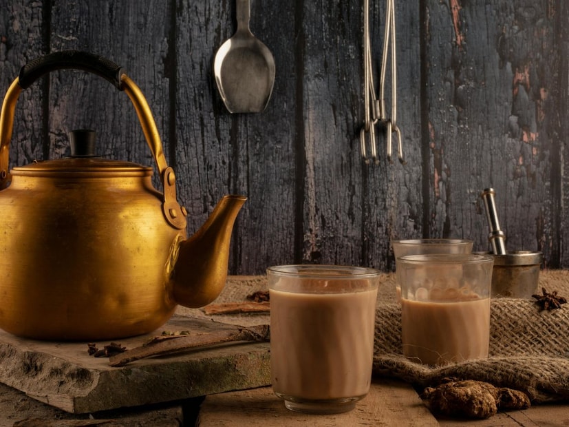 संध्याकाळच्या चहाचे प्रमुख फायदे:ऑफिसमधून आल्यानंतर किंवा दिवसभर काम केल्यावर संध्याकाळचा चहा कोर्टिसोल (तणाव हार्मोन) कमी करण्यास मदत करतो. हर्बल टी (Herbal Tea) किंवा कॅमोमाइल टी (Chamomile Tea) सारखे चहा मनःशांती देतात.