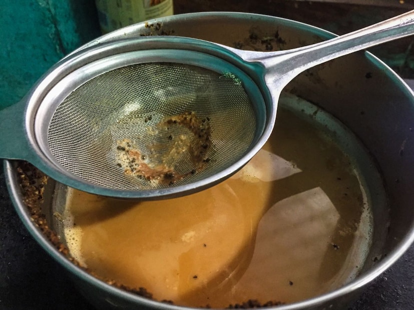 Mood Improvement (मूड सुधारणे):सकाळी गरम चहाचा कप घेतल्याने एक मानसिक आराम मिळतो आणि तुमचा मूड सकारात्मक राहण्यास मदत होते.
सकाळच्या चहाची योग्य वेळ कोणती?
उठल्या उठल्या किंवा रिकाम्या पोटी चहा पिणे हानिकारक ठरू शकते. नाश्ता केल्यानंतर, साधारणपणे 9 ते 11 वाजता चहा घेणे आरोग्यासाठी सर्वोत्तम मानले जाते.
