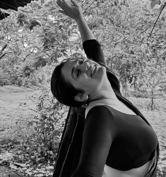 नेहमीच खळखळून हसणारी, मनमोकळ्या स्वभावाच्या गिरीजाचा मनमोकळा अंदाज. साडीतही किती कम्फर्टेबल असते हे यात पाहायला मिळतंय. 