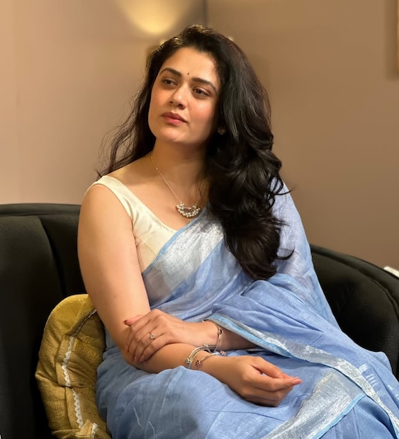 गिरीजाच्या निळ्या साडीपेक्षा भन्नाट असे तिचे 8 फोटो पाहिलेत का! गिरीजा ओकचं सोशल मीडिया पाहिलं तर ती सर्वाधिक वेळा साडीत दिसते. गिरीजाचं साड्यांवर विशेष प्रेम आहे.  