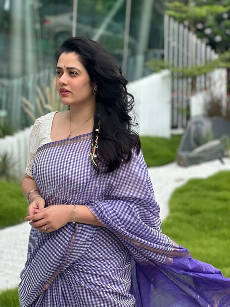 गिरिजाने मराठी चित्रपटांसह 'तारे जमीन पर', 'शोर इन द सिटी' आणि अगदी शाहरुख खानच्या २०२३ मधील 'जवान' चित्रपटातही महत्त्वपूर्ण भूमिका साकारल्या आहेत. काही दिवसांपूर्वीच ती मनोज वाजपेयी यांच्या इन्स्पेक्टर झेंडे या सिनेमामध्ये महत्त्वाच्या भूमिकेत दिसली.