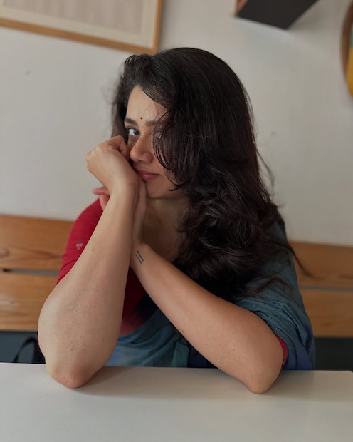  "तिसरं स्टेशन गेलं, गर्दी कमी झाली आणि त्याने माझे पाय पकडले. तो मला म्हणाला की, मी बाजूने जरी गेलो तरी लोक बाजूला होतात आणि तुम्ही मला पकडून ठेवलं. तुम्ही मला हात लावू शकता त्या योग्यतेचा मी आहे असं तुम्हाला वाटलं ही माझ्यासाठी खूप मोठी गोष्ट आहे."