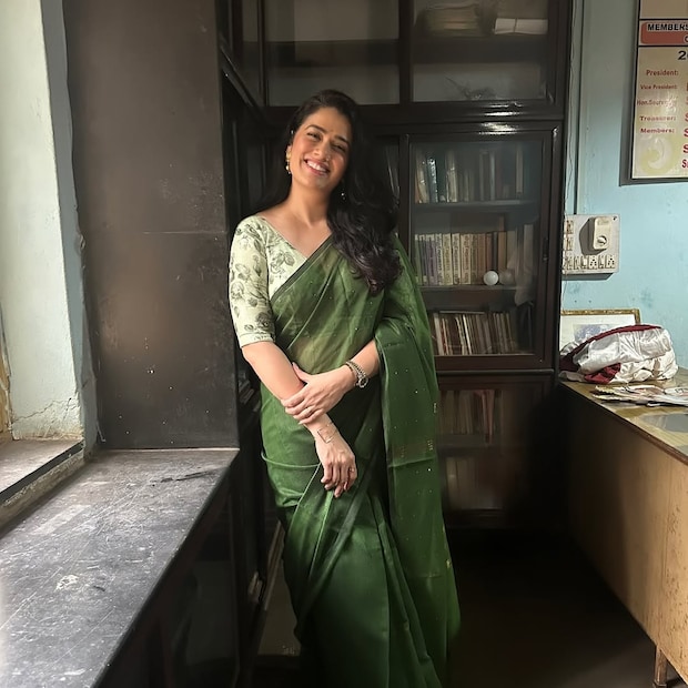 मुंबई: मराठी मनोरंजनसृष्टीतील अभिनेत्री गिरिजा ओक सध्या इंटरनेट सेन्सेशन बनली आहे. 'तारे जमीन पर' आणि शाहरुख खानच्या 'जवान' सारख्या चित्रपटांमध्ये काम केलेली ही ३७ वर्षीय अभिनेत्री सध्या तिच्या निळ्या साडीतील फोटोंमुळे प्रचंड व्हायरल होत आहे. मुंबई: मराठी मनोरंजनसृष्टीतील अभिनेत्री गिरिजा ओक सध्या इंटरनेट सेन्सेशन बनली आहे. 'तारे जमीन पर' आणि शाहरुख खानच्या 'जवान' सारख्या चित्रपटांमध्ये काम केलेली ही ३७ वर्षीय अभिनेत्री सध्या तिच्या निळ्या साडीतील फोटोंमुळे प्रचंड व्हायरल होत आहे.