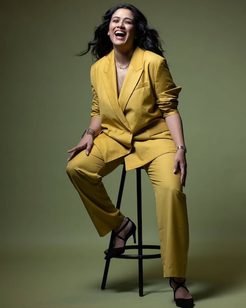 संपूर्ण देशभरात सोशल मीडियावर फक्त एकाच अभिनेत्रीचं नाव ट्रेंडिंग आहे, ती म्हणजे गिरिजा ओक. एका मुलाखतीतील तिचा लूक व्हायरल झाल्यानंतर सर्वत्र तिचीच चर्चा आहे. मराठी प्रेक्षक गेली कित्येक वर्ष गिरिजाला ओळखत आहे. संपूर्ण देशभरात सोशल मीडियावर फक्त एकाच अभिनेत्रीचं नाव ट्रेंडिंग आहे, ती म्हणजे गिरिजा ओक. एका मुलाखतीतील तिचा लूक व्हायरल झाल्यानंतर सर्वत्र तिचीच चर्चा आहे. मराठी प्रेक्षक गेली कित्येक वर्ष गिरिजाला ओळखत आहे.