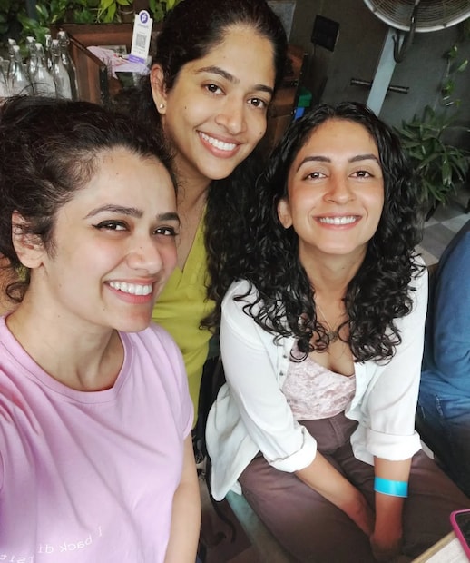 गिरिजा आणि मृण्मयी यांचा बाँड खूप खास असून त्या दोघीही अनेकदा सोशल मीडियावर एकमेकींसोबतचे फोटो आणि व्हिडिओ पोस्ट करत असतात, ज्यामुळे त्यांच्यातील मैत्रीचे नाते दिसून येते.