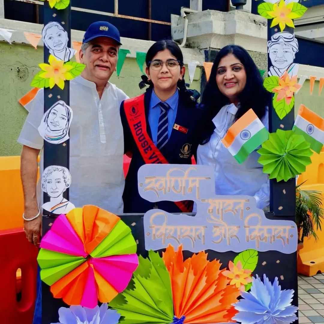 घरच्यांचा विरोध असूनही, या दोघांनी २००८ मध्ये अखेर विवाह करून आपला संसार थाटला. गिरीश ओक पुढे हसून म्हणाले, 